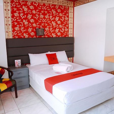 Reddoorz Plus @ Castle Chateau Iloilo Exterior photo