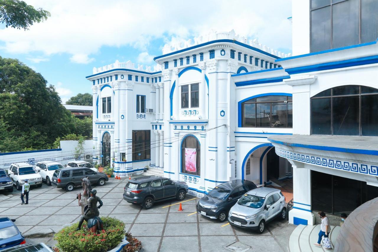 Reddoorz Plus @ Castle Chateau Iloilo Exterior photo
