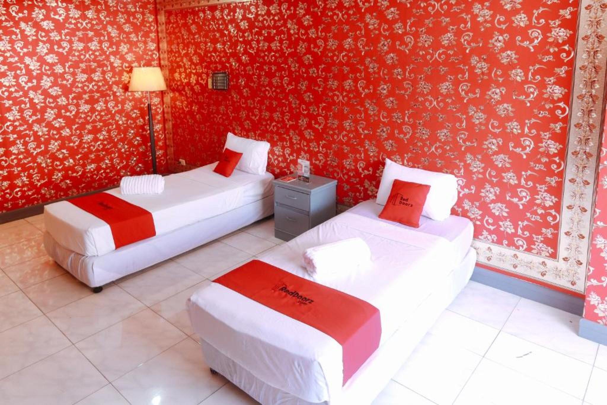Reddoorz Plus @ Castle Chateau Iloilo Exterior photo