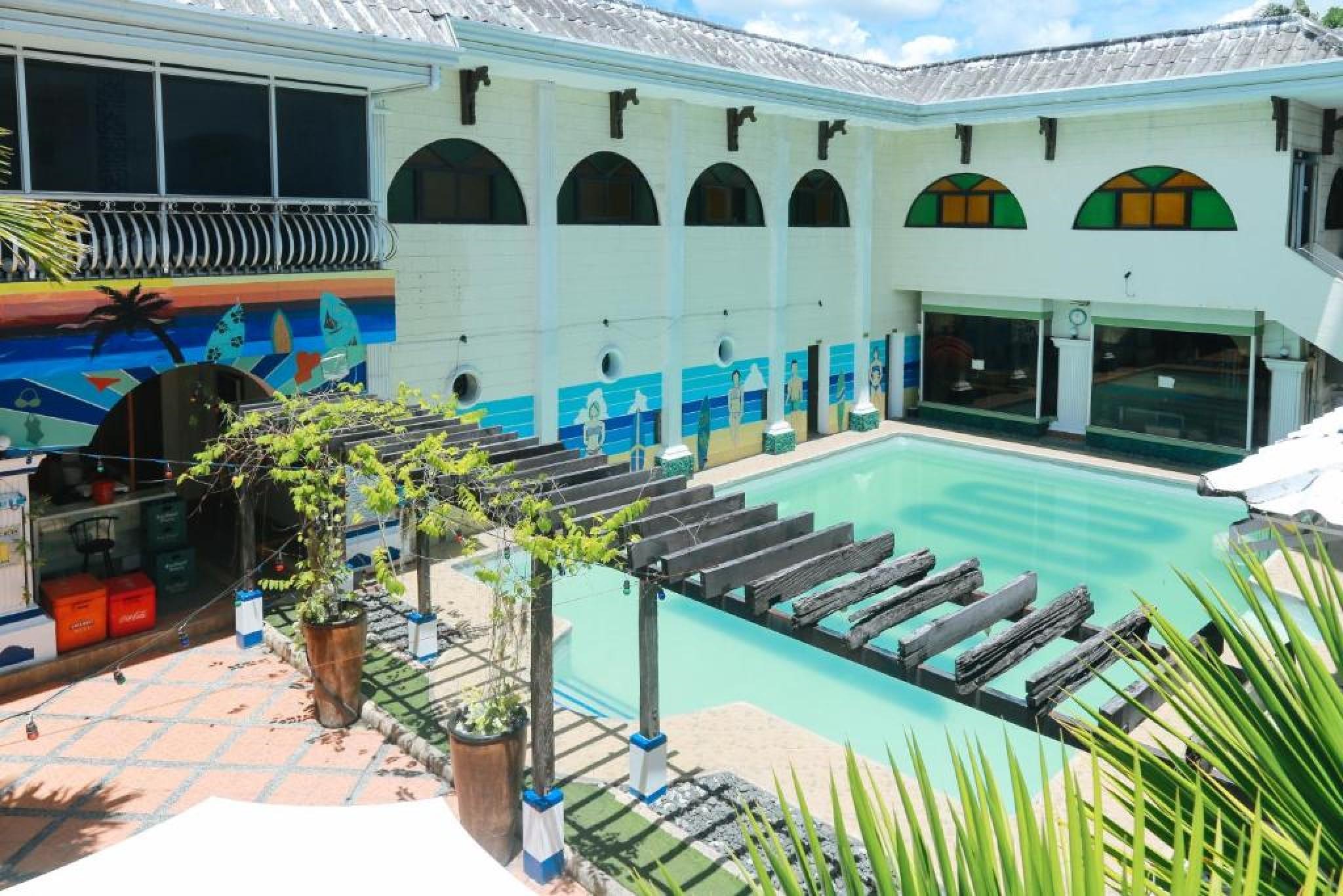 Reddoorz Plus @ Castle Chateau Iloilo Exterior photo