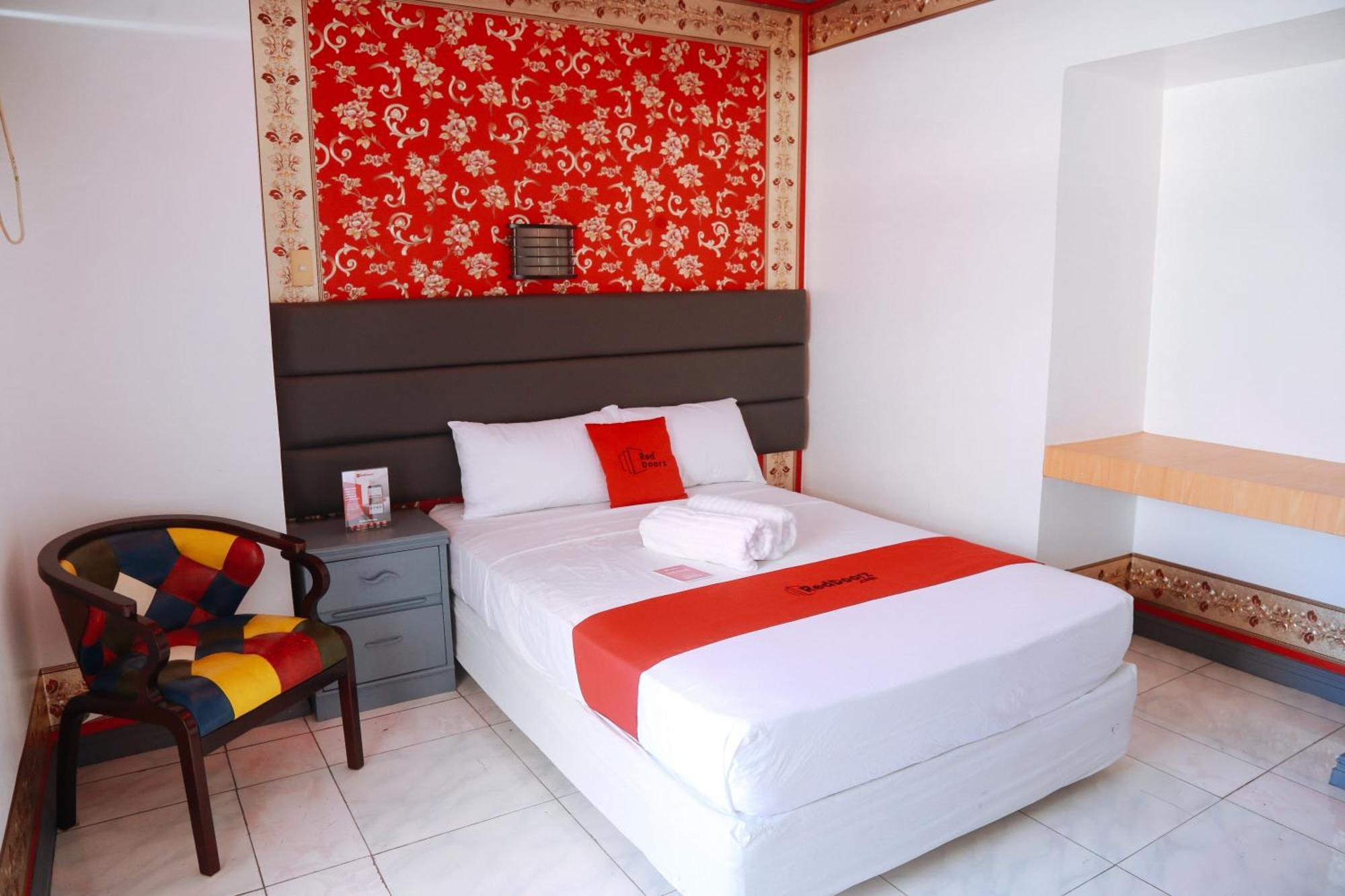 Reddoorz Plus @ Castle Chateau Iloilo Exterior photo