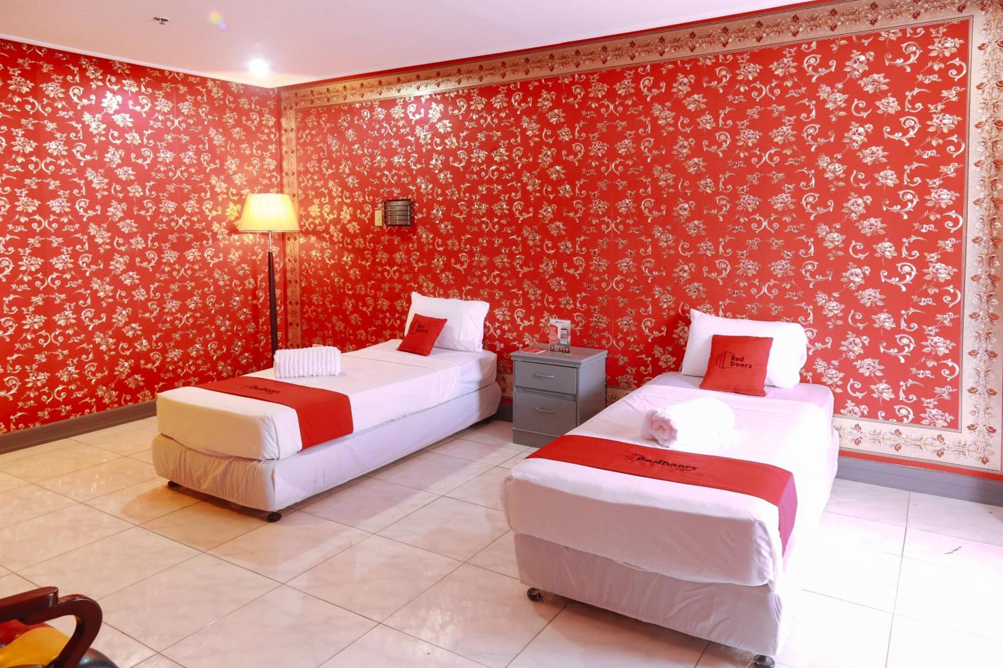 Reddoorz Plus @ Castle Chateau Iloilo Exterior photo